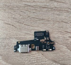 board-charging-motorola-one-768x1024
